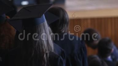 <strong>毕业</strong>日快乐，戴着头巾和帽子的学生在等待文凭